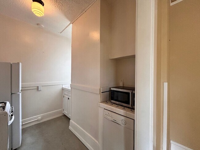 Building Photo - Vintage Charm - Top Floor NW Studio!
