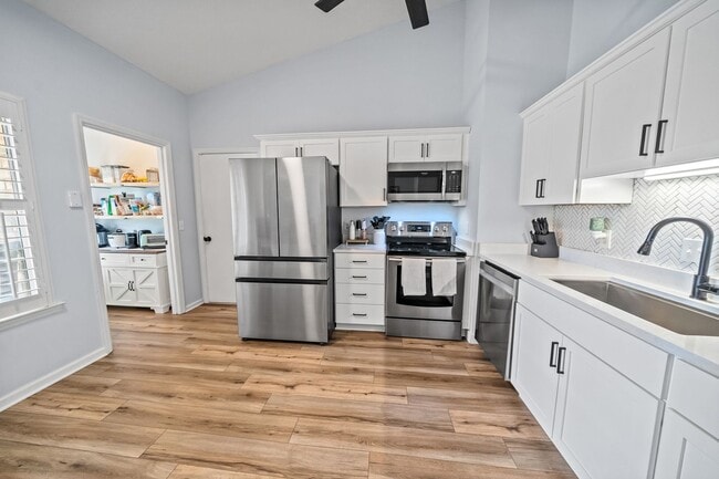 Building Photo - Whitemarsh Island Gem - Charming 3-Bedroom Home on a Corner Lot in Battery Point
