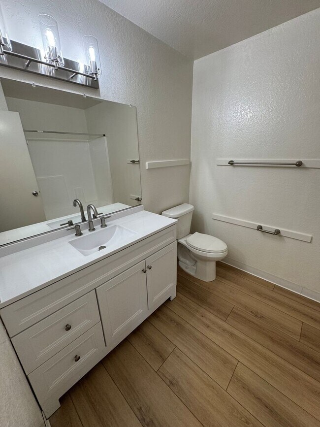 Building Photo - West Ventura Apartment