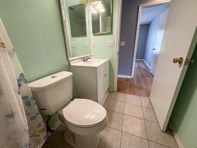 Building Photo - 3 bed 2.5 bath townhome in Gated Providenc...