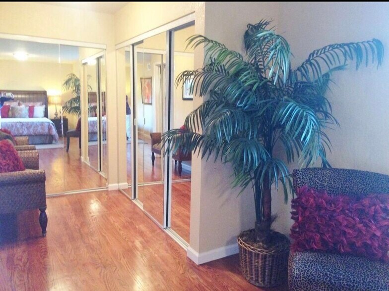 Building Photo - 238 S Park Victoria Dr