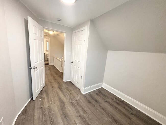 Building Photo - 11 Byron St