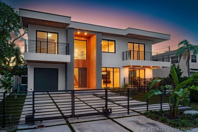 Building Photo - 705 SW 8th Terrace