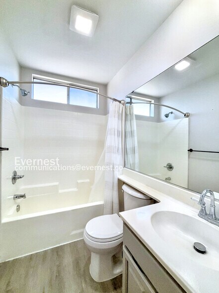 Building Photo - 522 Serrano Ave