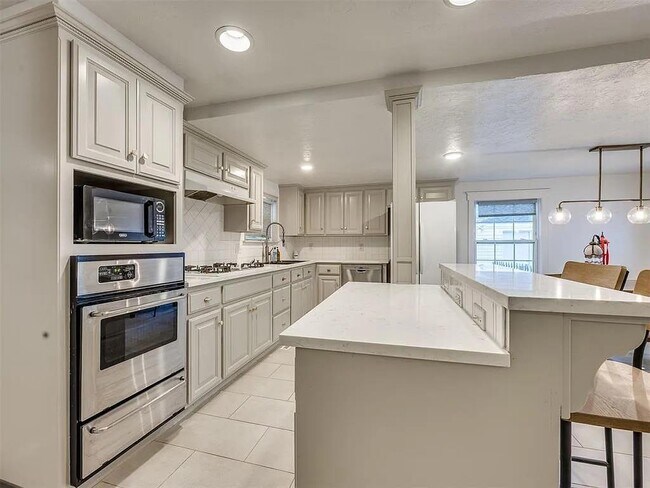 Building Photo - 1017 McFarland St