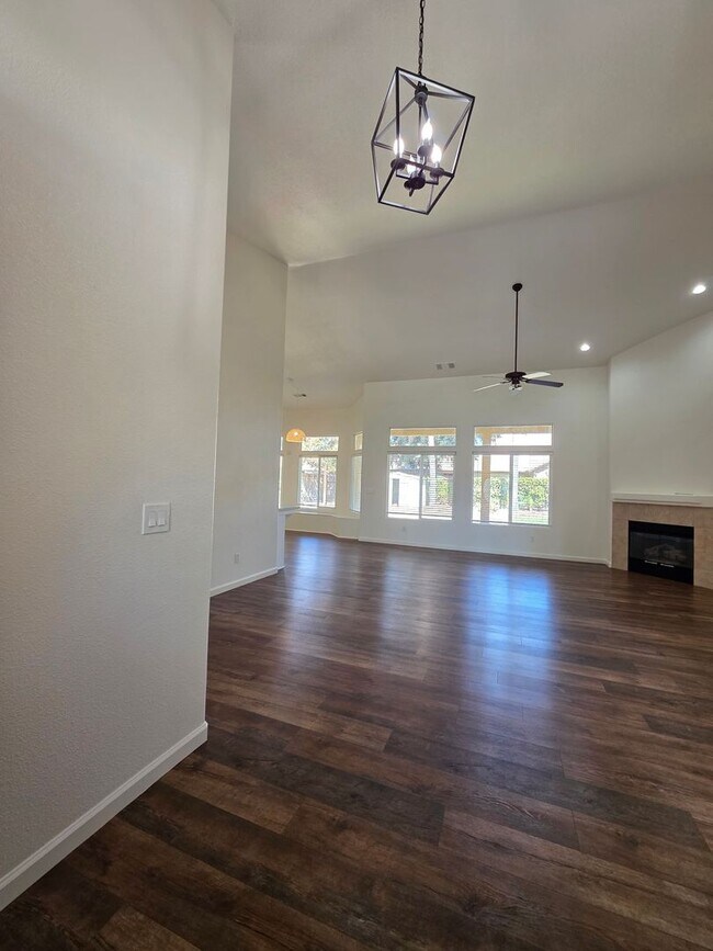 Building Photo - 3 bedroom 2 bathroom in a desirable SE Vis...