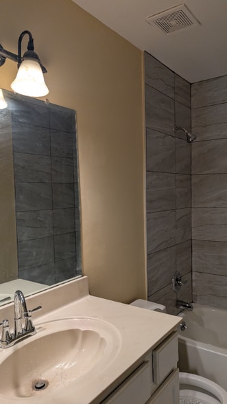 Building Photo - 663 Lagrange Pk Cv