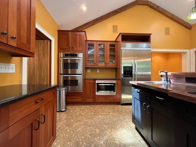 Building Photo - 6348 Sharon Hills Rd