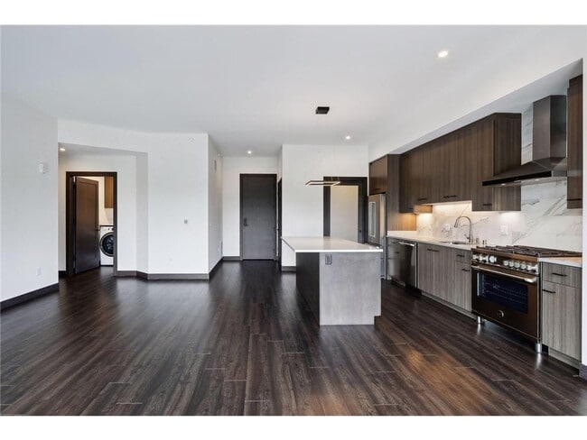 Building Photo - 253 Lake St E