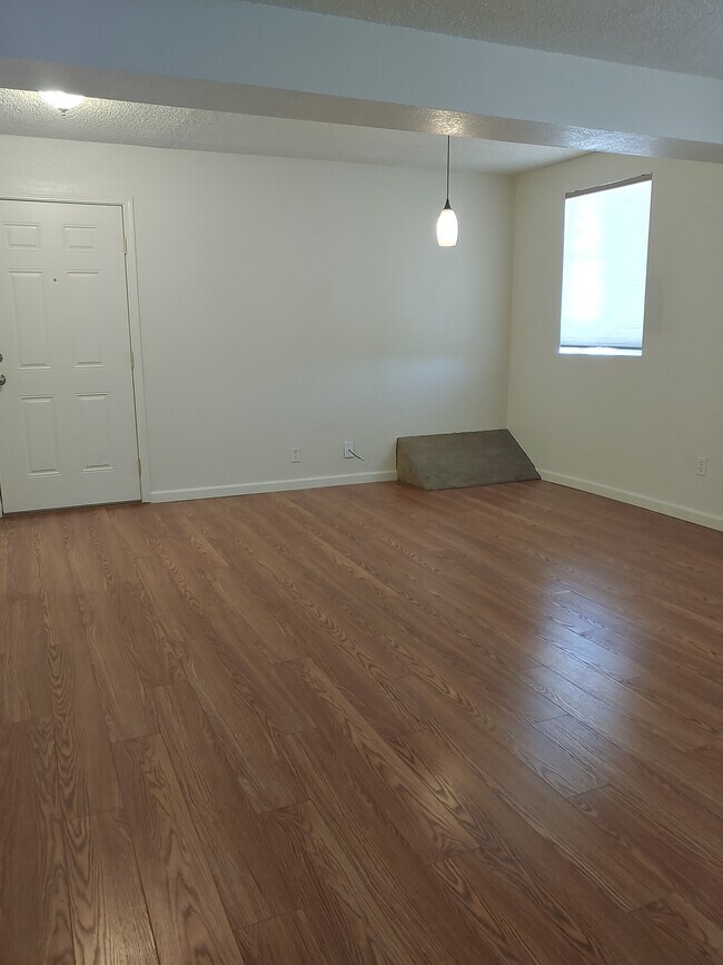 Building Photo - 120 Thoma St