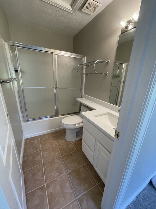 Building Photo - "Newly remodeled 3-Bed Townhouse with Scenic Views & Modern Elegance on Braidhill Drive!"