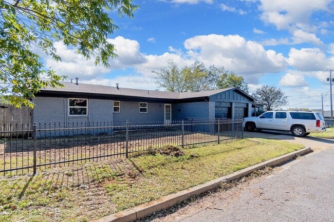 Building Photo - 4200 Kenwood Ct