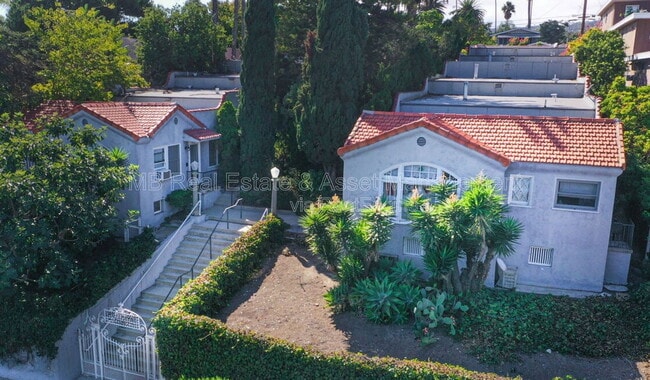 Building Photo - 807 Oro Terrace