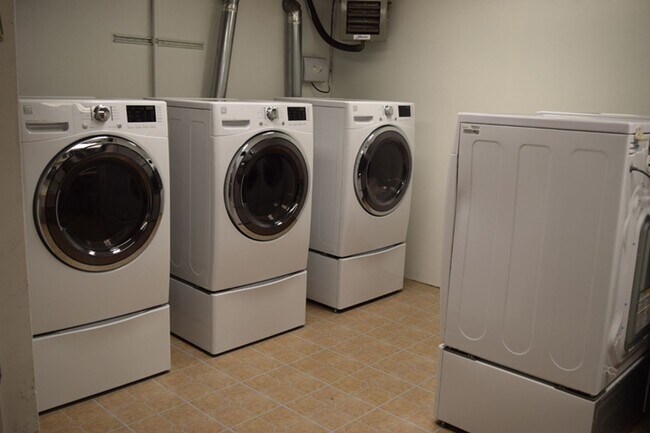 Building Photo - Furnished Studio Near Hospitals with WiFi, Cable TV and laundry