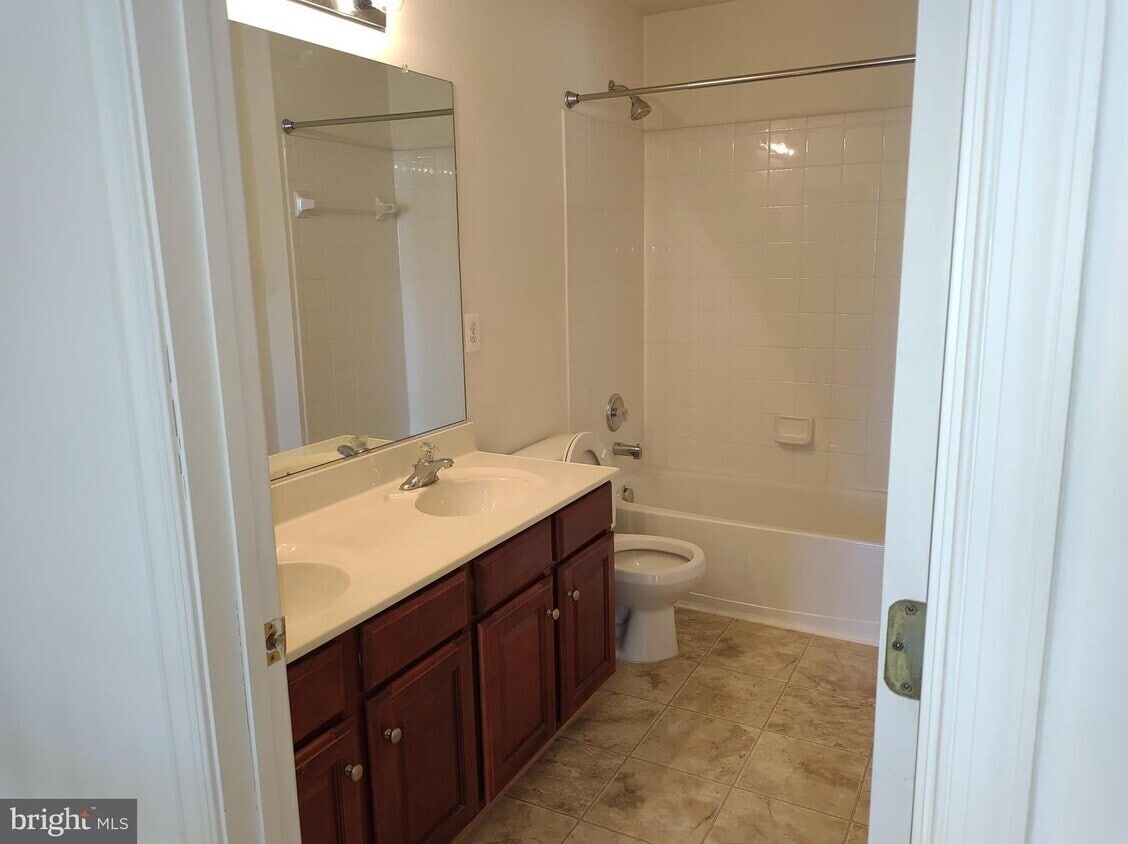 Full Bathroom 2 (Upstairs_ - 15200 Chula Pl