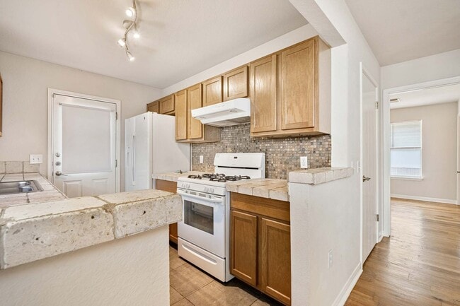 Building Photo - Charming East Austin 2 Bedroom, 2 Bath Home off of Cesar Chavez