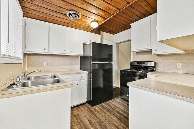 Building Photo - 1300 Northfield Ave NE