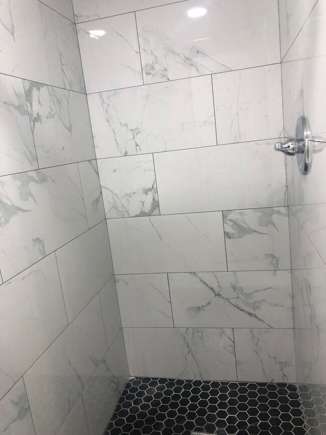 Building Photo - 3 bedroom 2 full bathroom in Baltimore County
