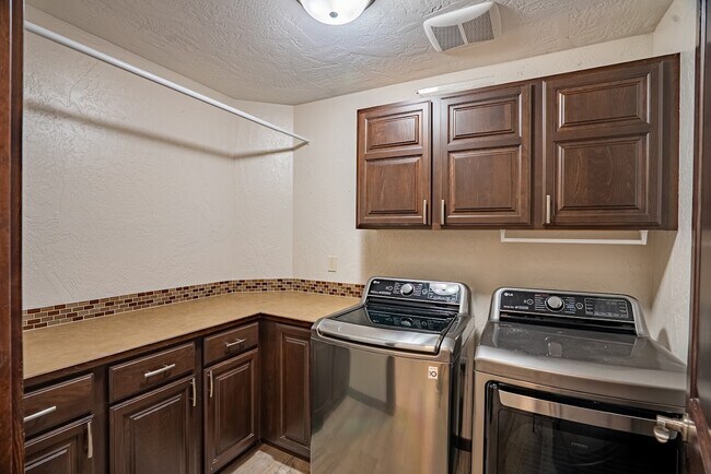 Building Photo - 6649 N Madellaine Dr