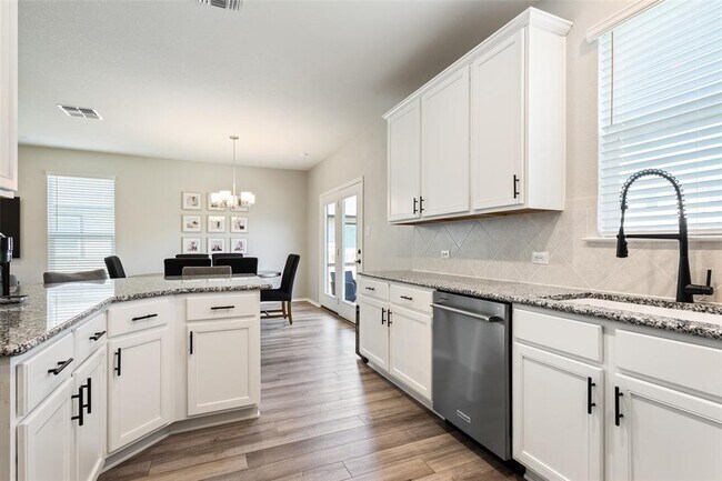 Building Photo - 213 Sweet Autumn Dr