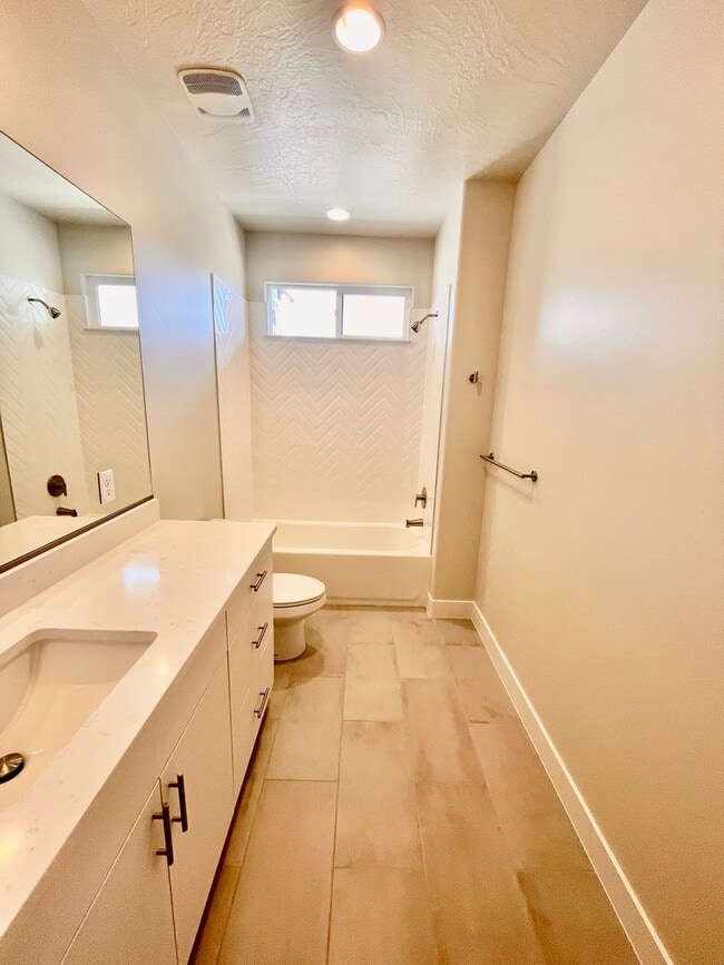 Building Photo - 632 Elmbrook