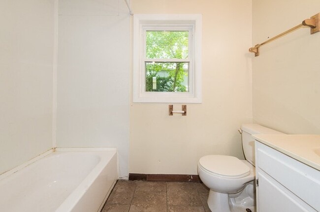 Building Photo - For Rent: 3 bedroom, 1 bath house