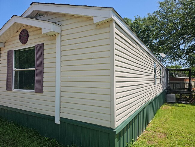 Building Photo - 3 bed 2 bath Mobile Home