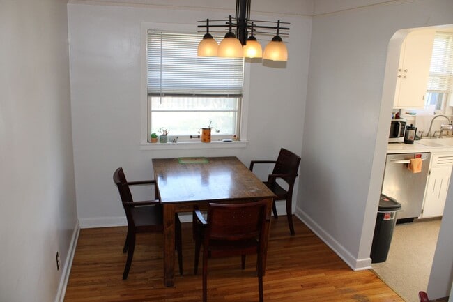 Building Photo - **Lake Nokomis Beauty! 3 Bed 1 Bath!**