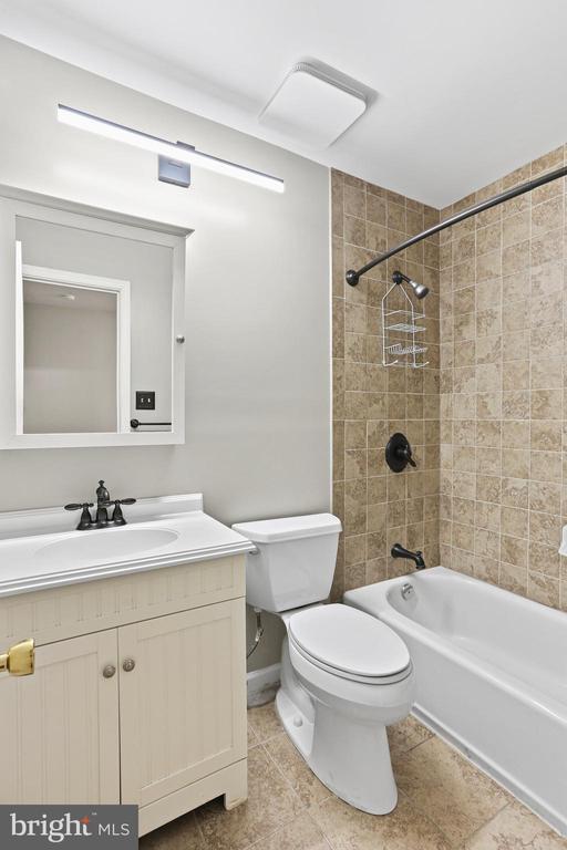 Building Photo - 1543 Marlborough Ct