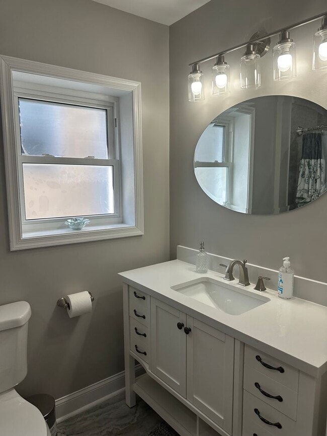 Building Photo - Fully Furnished! Spacious Rooms! Modern De...