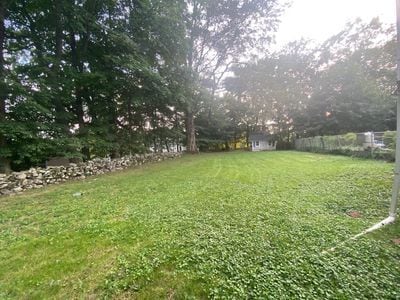 Yard - 3 Collier Dr W
