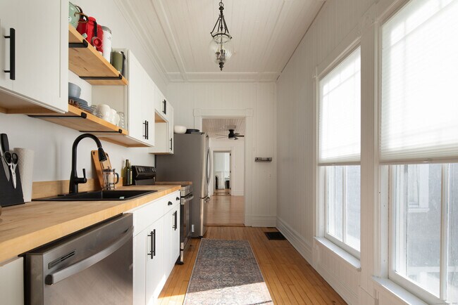 Building Photo - 362 Lime Rock Rd