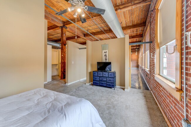 Building Photo - Huge Luxury 2 Story Condo with Private Roo...