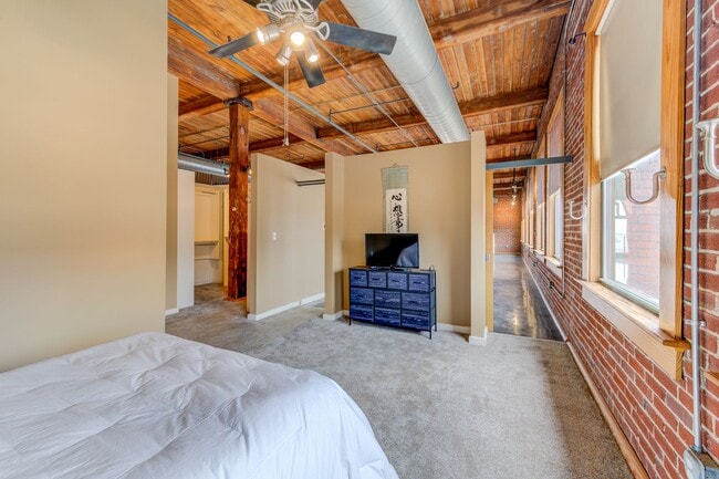 Building Photo - Huge Luxury 2 Story Condo with Private Rooftop Deck!