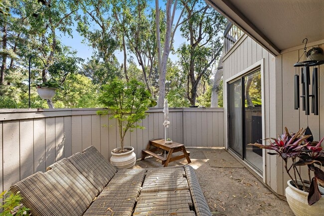 Building Photo - Charming Townhome in Turtle Rock