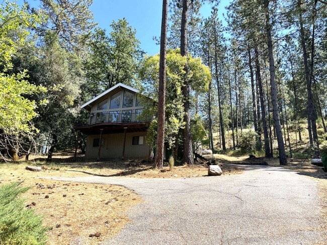 Building Photo - 3 bedroom, 3 bath unfurnished or furnished...