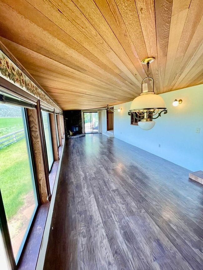 Building Photo - Rural living at its finest!  Large 3bdrm 2...