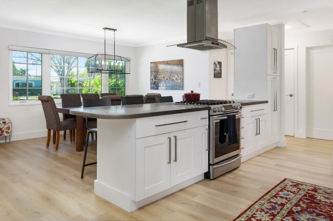 Building Photo - 715 44th Ave NE