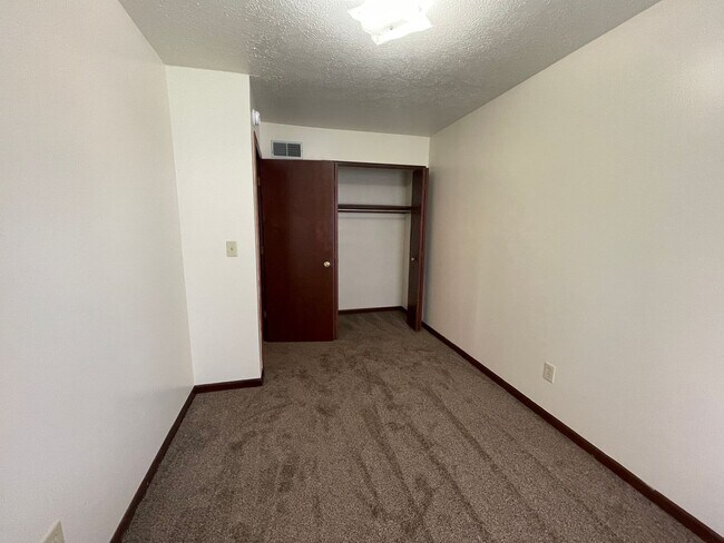 Building Photo - 521 S Silverwood Ln
