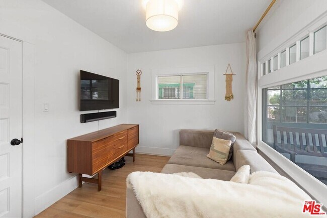 Building Photo - 1728 W 39th St