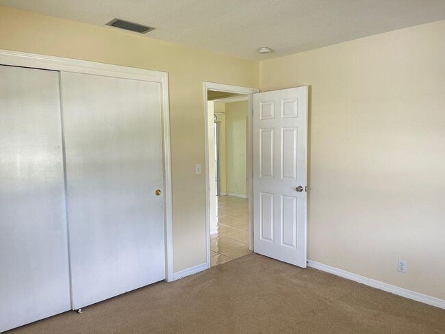 Building Photo - 2020 SW Golf Ln
