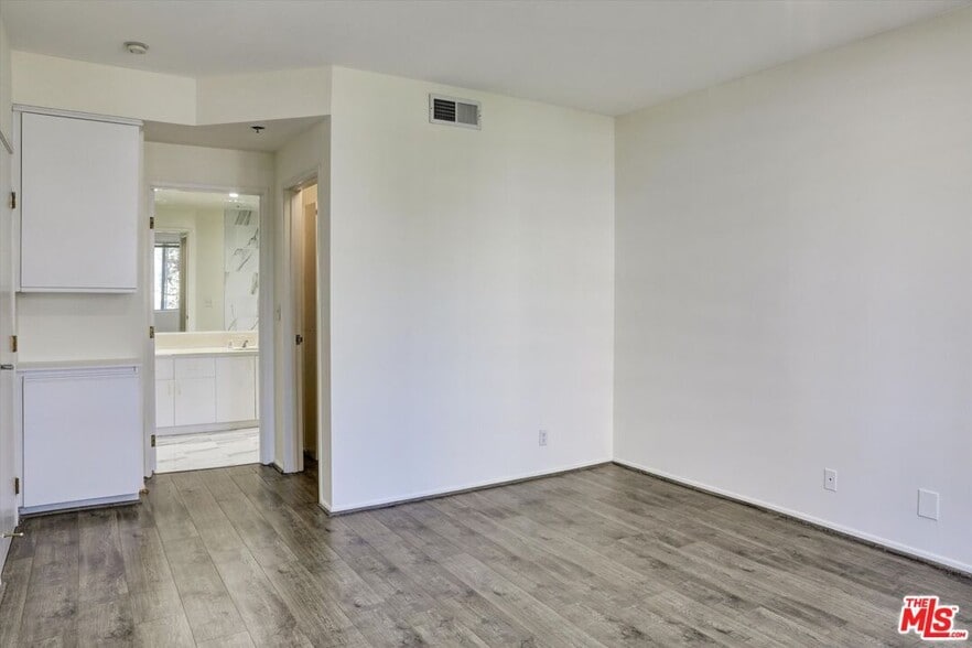 Building Photo - 10600 Wilshire Blvd