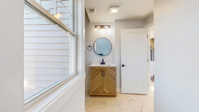 Building Photo - 24 Alfred St