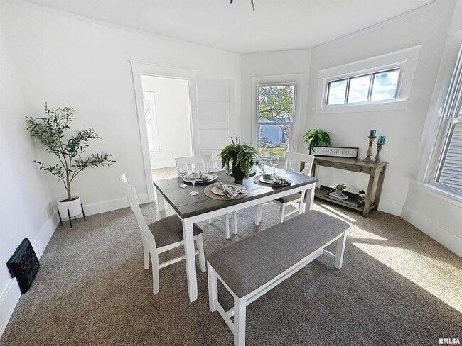 Building Photo - 3 Bedroom Rental in Moline