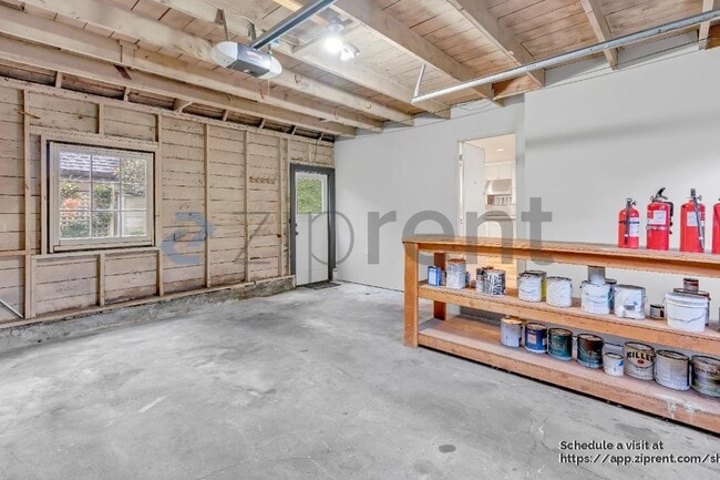 Building Photo - 3010 SE Lambert St