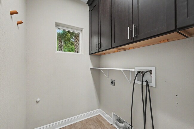 Building Photo - 490 Soundview Ct