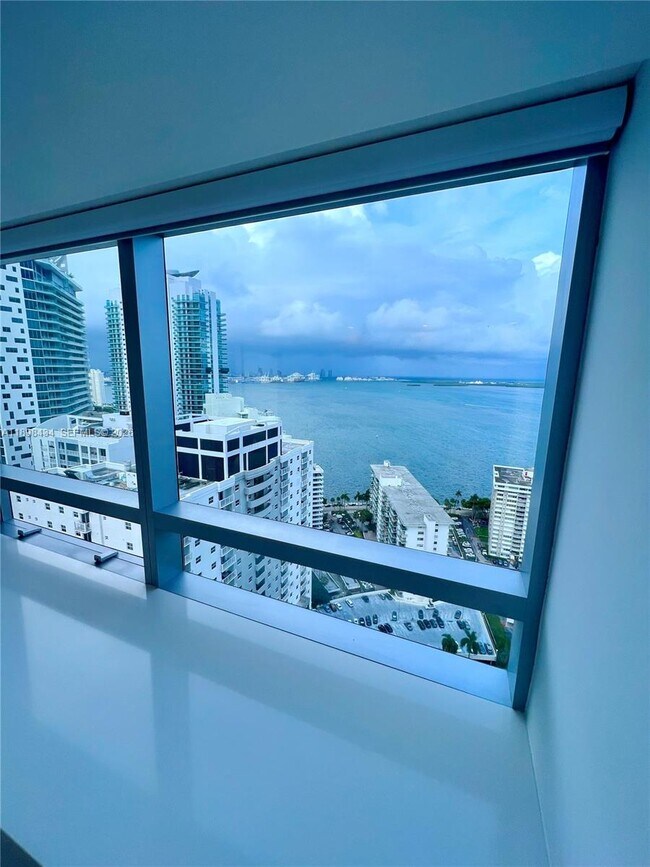 Building Photo - 1435 Brickell Ave