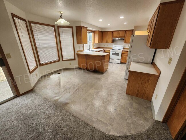 Building Photo - Spacious 4bd 2.5ba Rock Creek Home With 2 ...