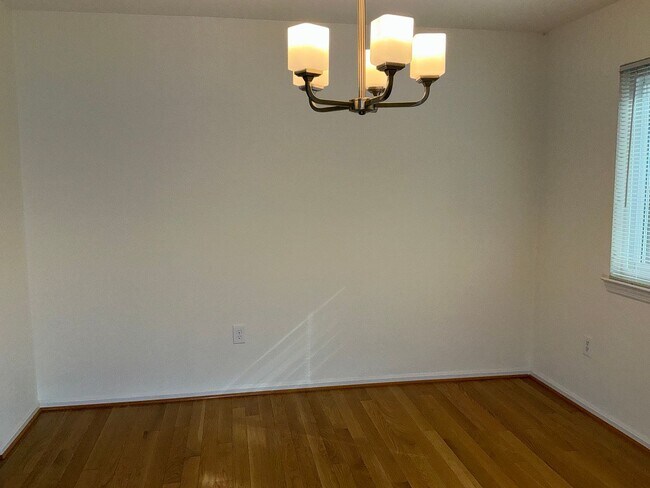 Building Photo - Very well maintained 4BR 2.5BA Colonial mo...