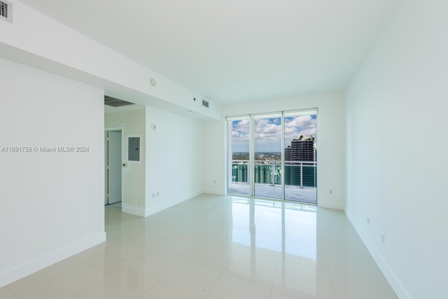 Building Photo - 950 Brickell Bay Dr